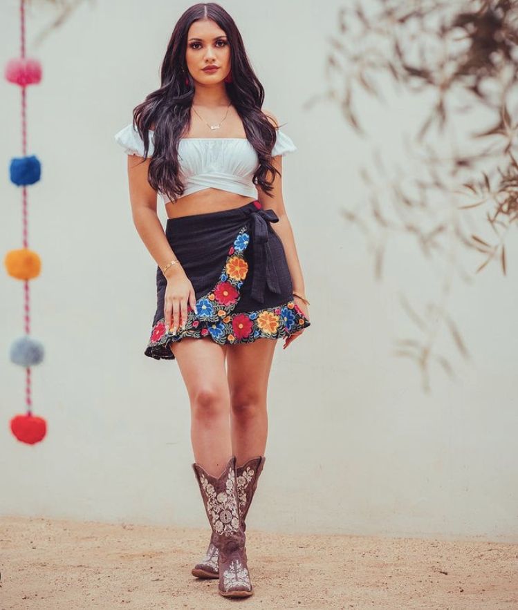 18 Mexican Cowgirl Outfits For The Free-Spirited 18 mexicancowgirl 492649949304320