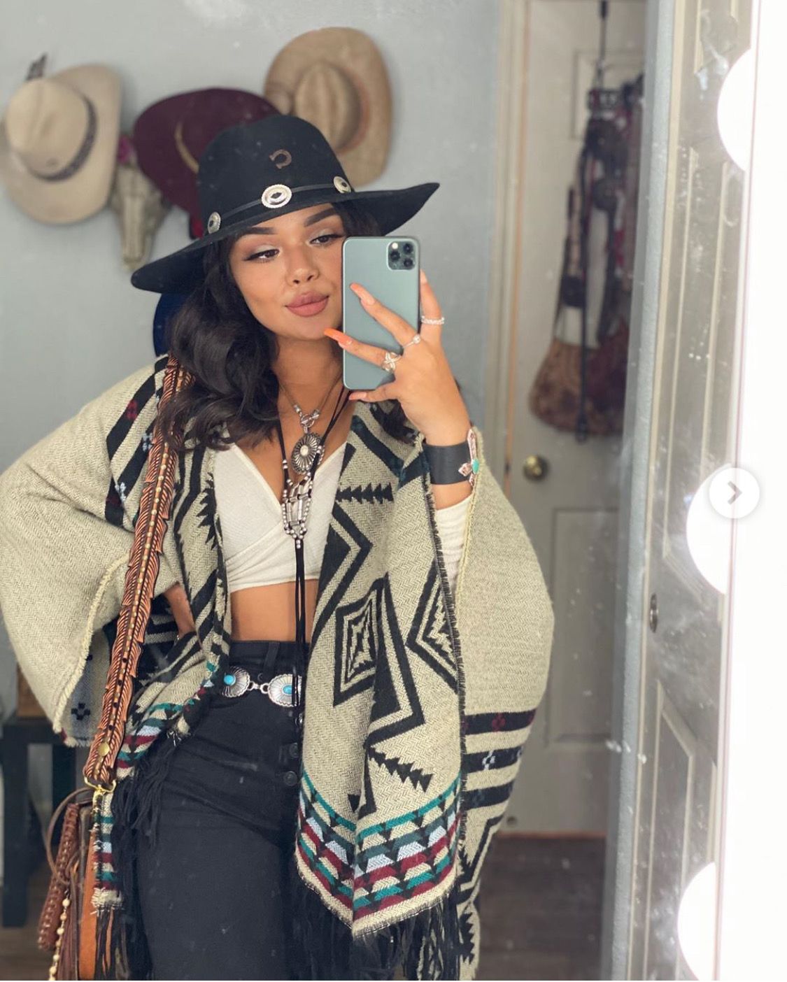 18 Mexican Cowgirl Outfits For The Free-Spirited 11 mexicancowgirl 811070214140170578